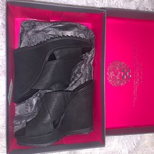 Vince camuto black wedges